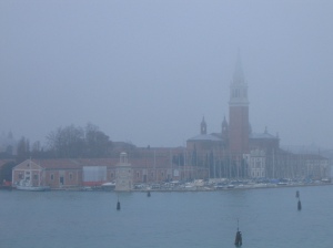 To πλοίο εισέρχεται στα κανάλια της Βενετίας για να προσεγγισει το λιμανι